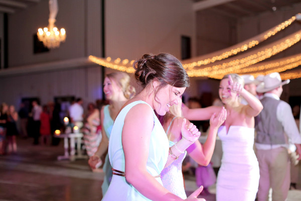 rustic-and-retro-airport-wedding