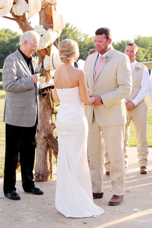 rustic-and-retro-airport-wedding