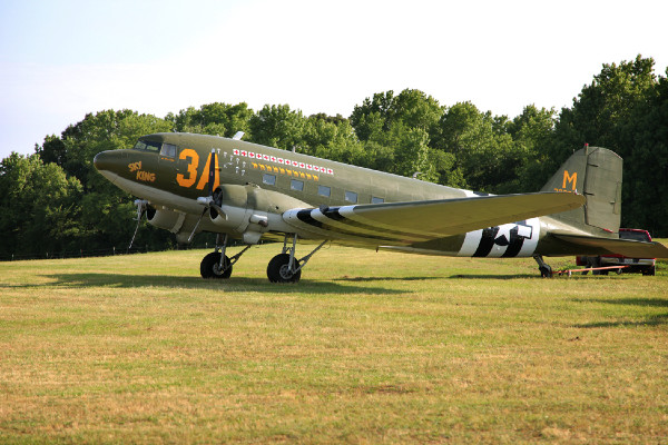 rustic-and-retro-airport-wedding