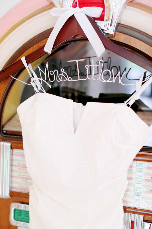 rustic-and-retro-airport-wedding