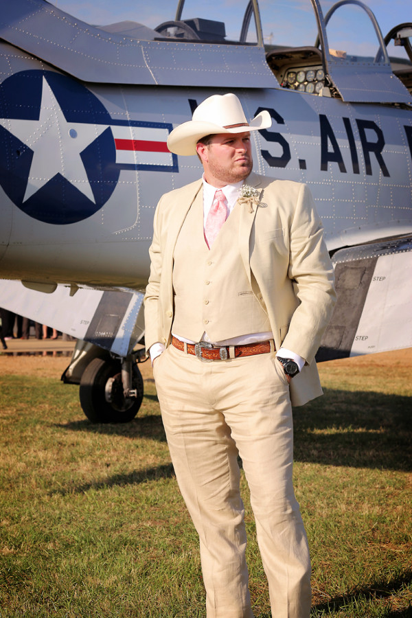 rustic-and-retro-airport-wedding