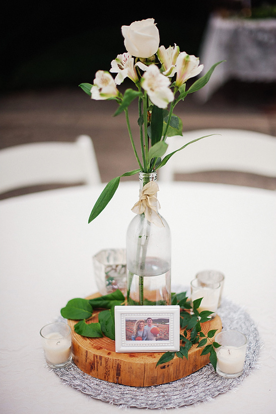 Elegant wedding table centerpiece with flowers and photo frame