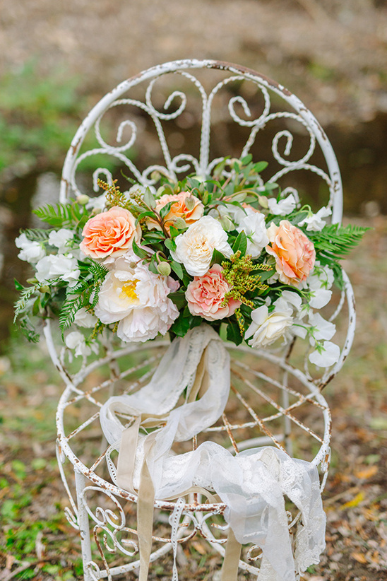 peach and white wedding bouquet @weddingchicks