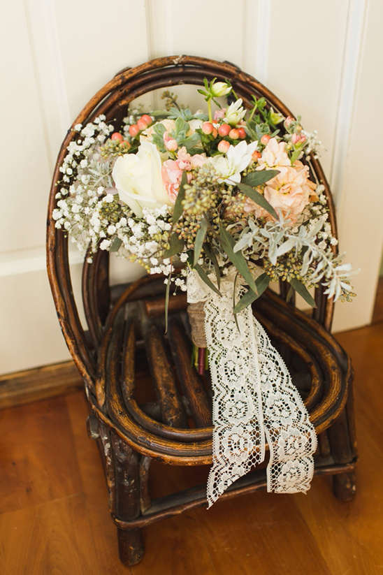 lace wrapped bouquet @weddingchicks