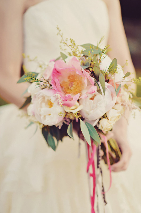 pink and white wedding bouquet @weddingchicks