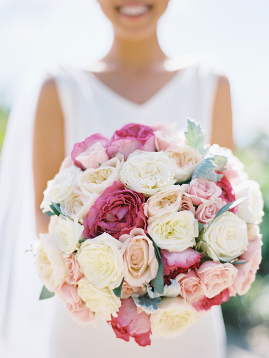 pink and white rose bouquet @weddingchicks