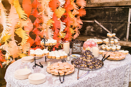 paper fringe dessert backdrop @weddingchicks