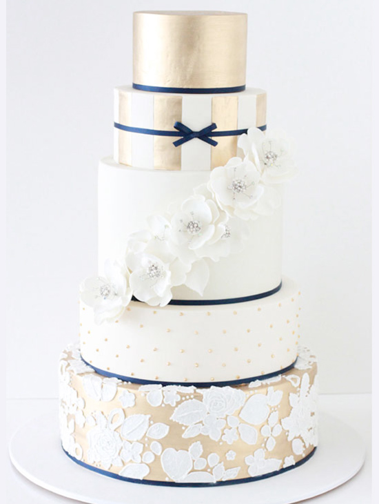 gold and navy wedding cake @weddingchicks