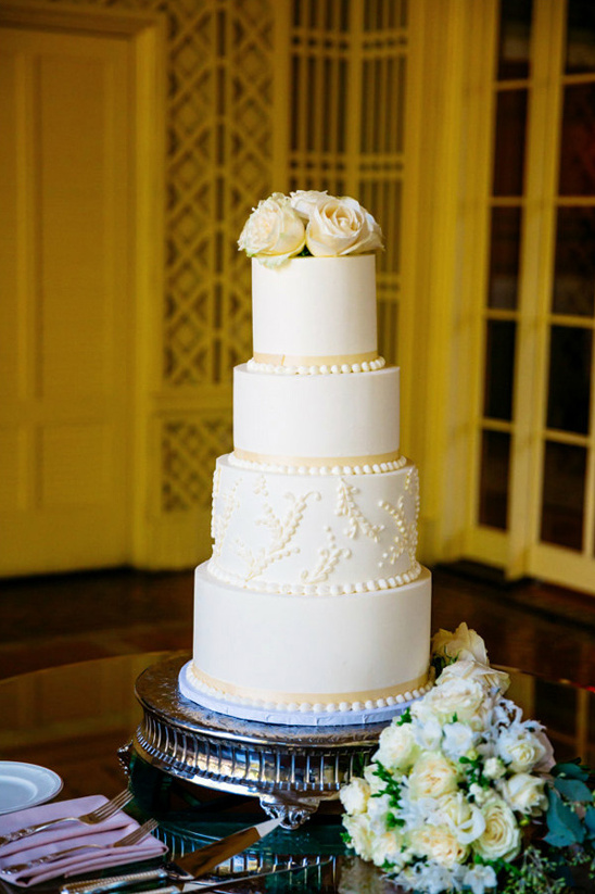 classic white wedding cake @weddingchicks