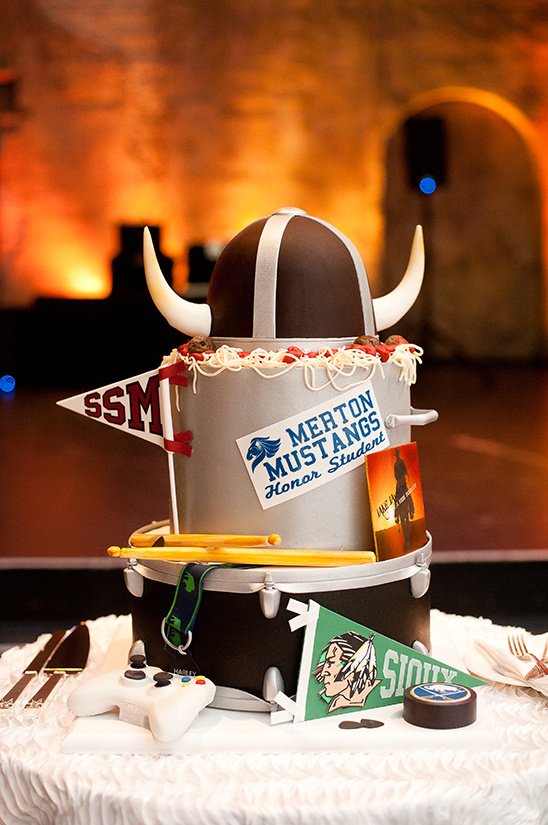 Graduation cake with a Viking helmet and school spirit elements