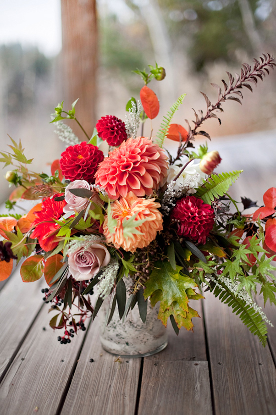 Rustic floral arrangement @weddingchicks