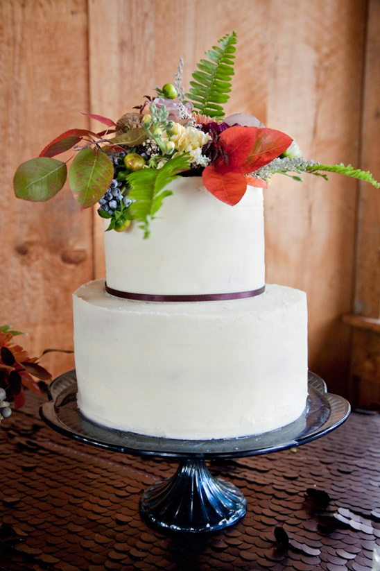 clean white cake topped with fall florals @weddingchicks
