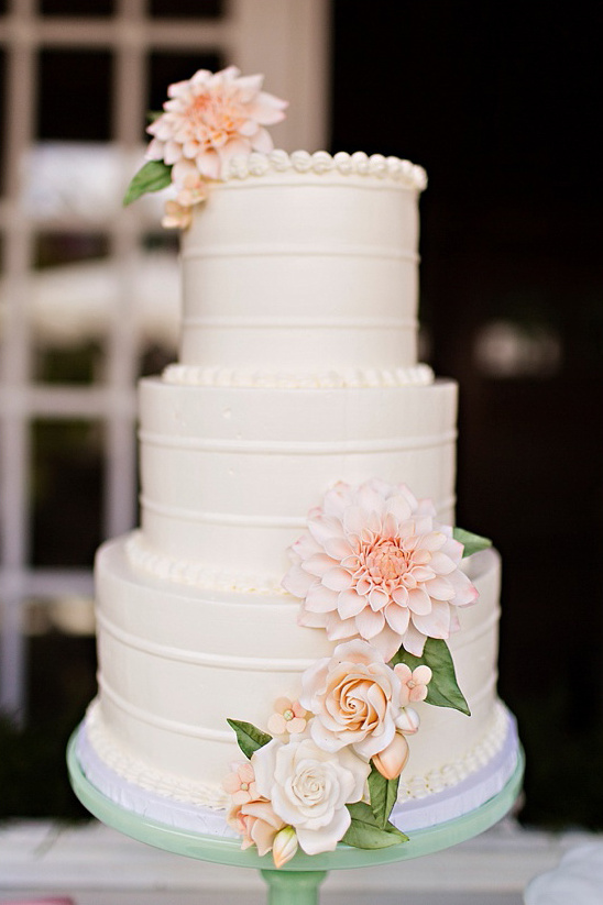sugar flower accented wedding cake @weddingchicks