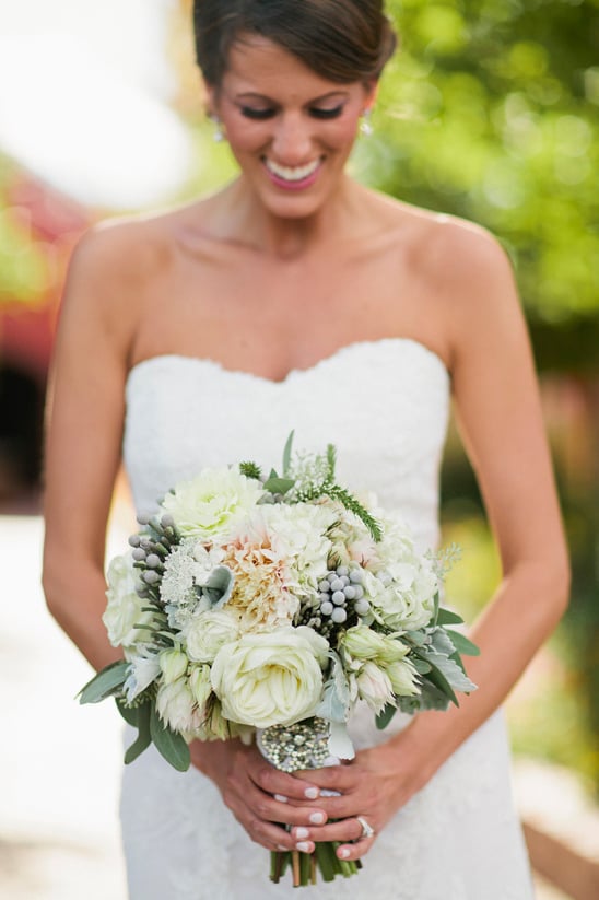 white and grey bouquet @weddingchicks
