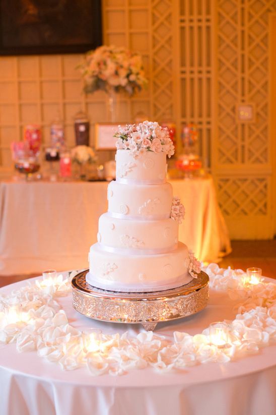 elegant wedding cake by Amour Patisserie @weddingchicks