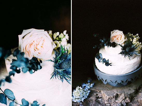 cake with rose topper @weddingchicks