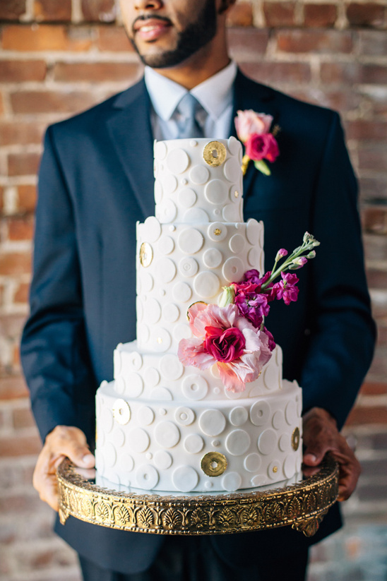 white and gold modern wedding cake @weddingchicks