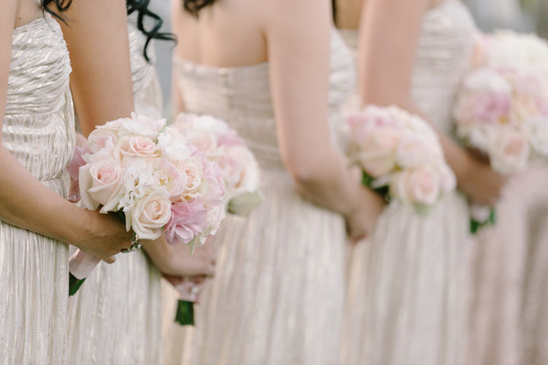 peach and pink bridesmaids bouquets @weddingchicks