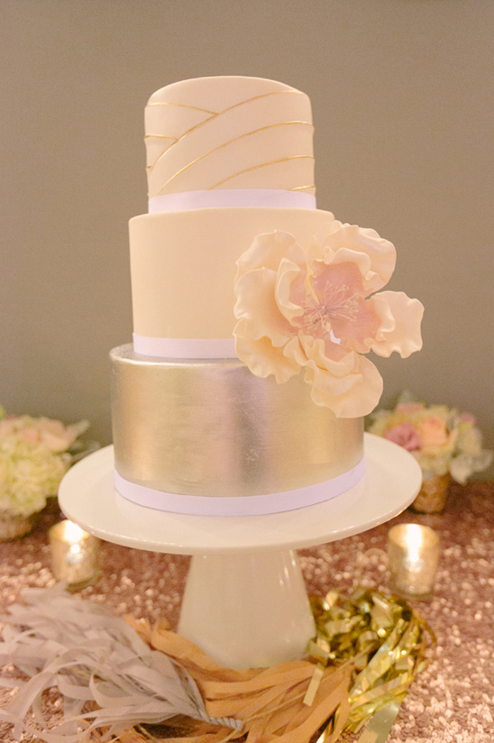 silver gold and ivory modern wedding cake @weddingchicks