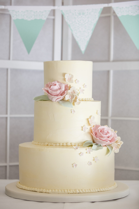 sweet and simple wedding cake @weddingchicks
