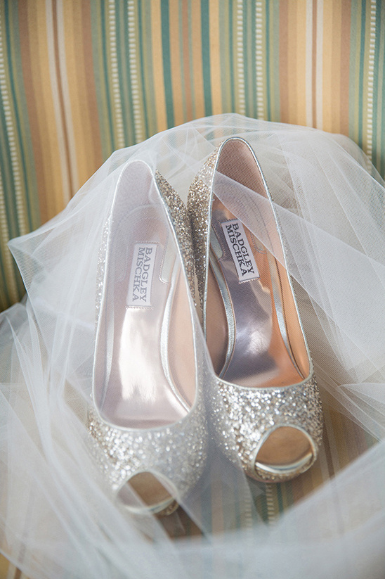 gold gitter wedding shoes @weddingchicks