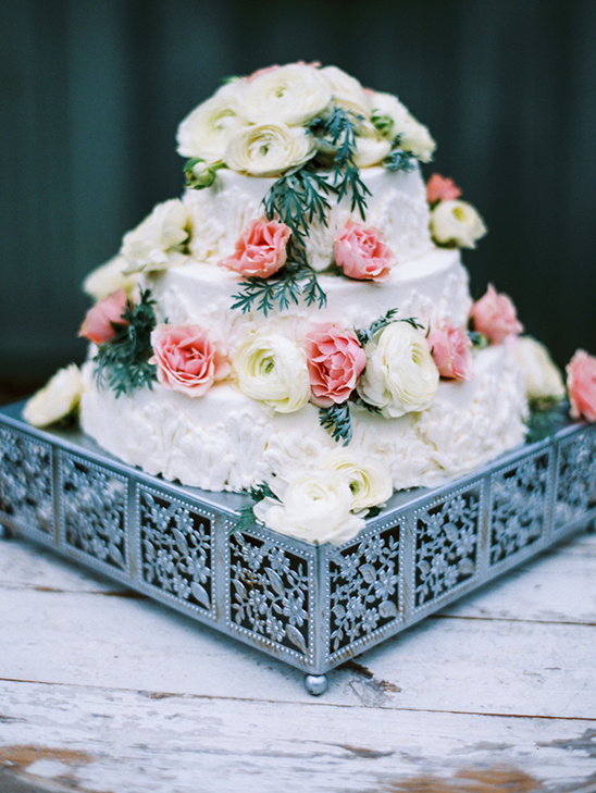 rose overload wedding cake @weddingchicks