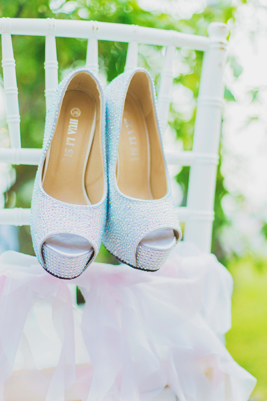 bedazzeled wedding shoes @weddingchicks