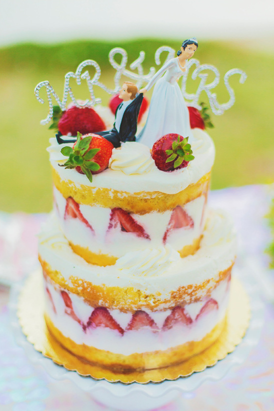 cute wdding cake topper @weddingchicks