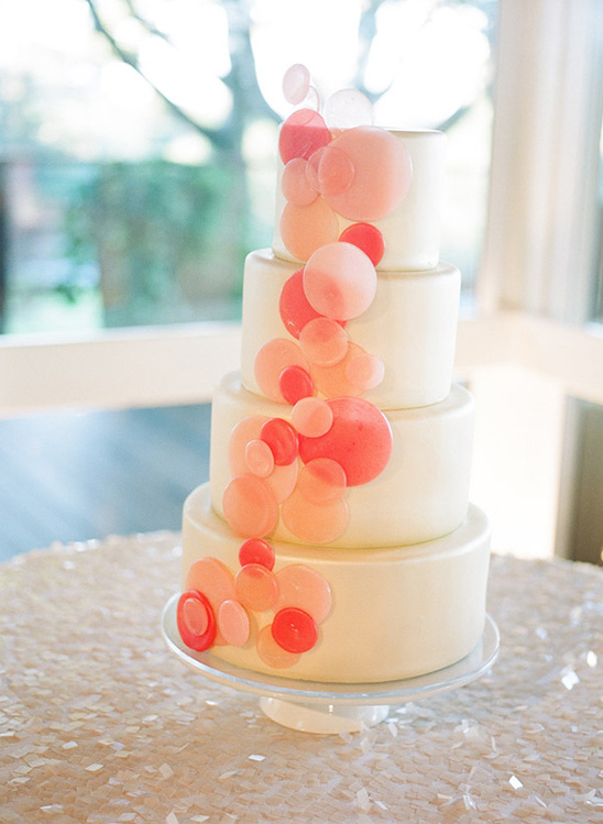 pink circles wedding cake @weddingchicks
