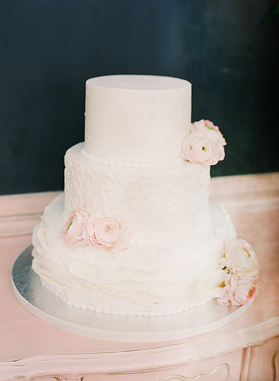 Pink and white wedding cake @weddinghicks