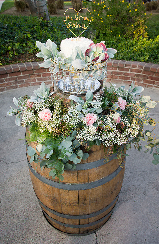 whiskey barrel table for wedding cake @weddingchicks