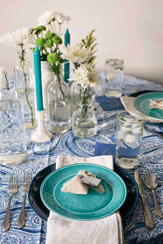 blue white and teal table decor @weddingchicks