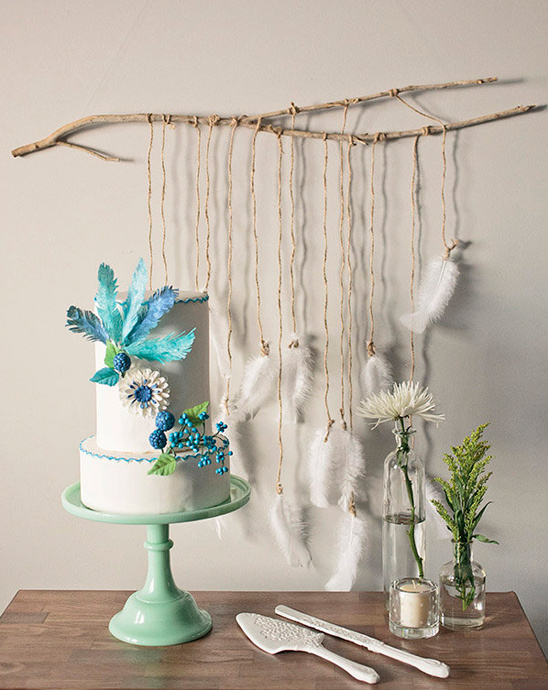 organic feather cake table backdrop @weddingchicks