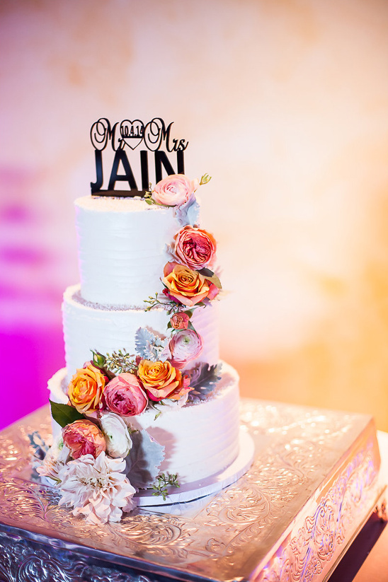 flower garnished wedding cake @weddingchicks