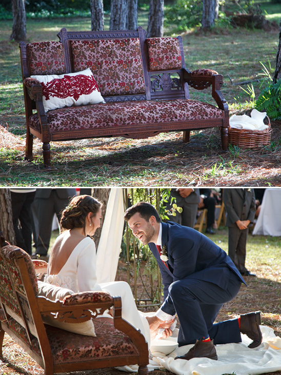 vintage settee feet washing station @weddingchicks