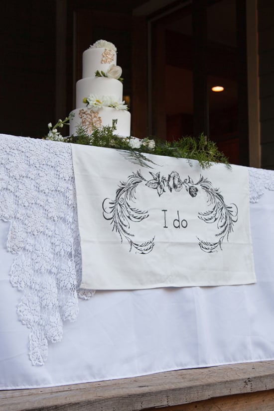 cake table banner @weddingchicks