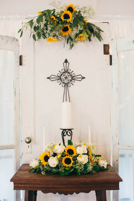 sunflower wedding altar @weddingchicks
