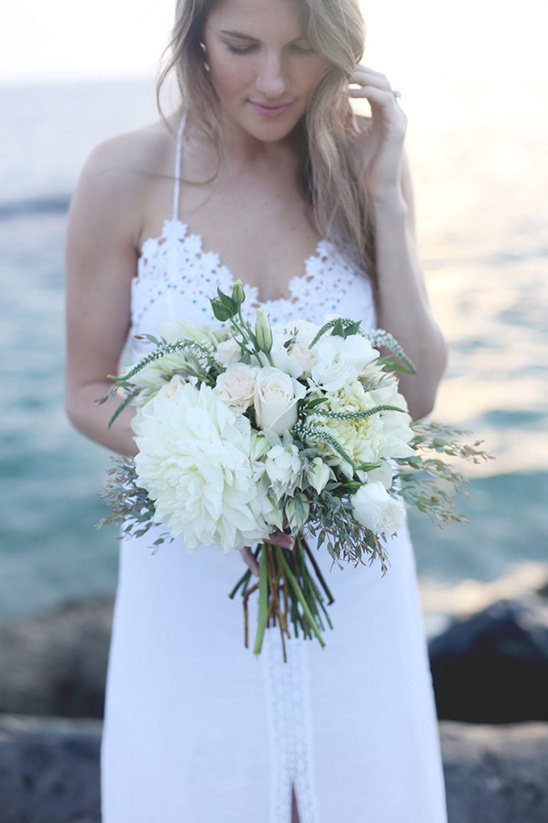 white beach bouquet @weddingchicks