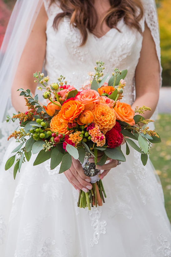 bright orange bouquet @weddingchicks