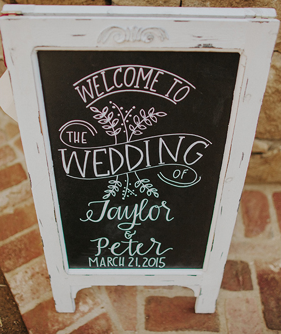 welcome wedding sign chalkboard idea@weddingchicks