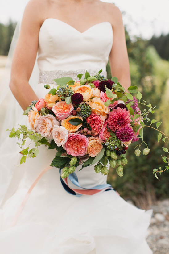 peach and pink bouquet by Sinclair & Moore @weddingchicks