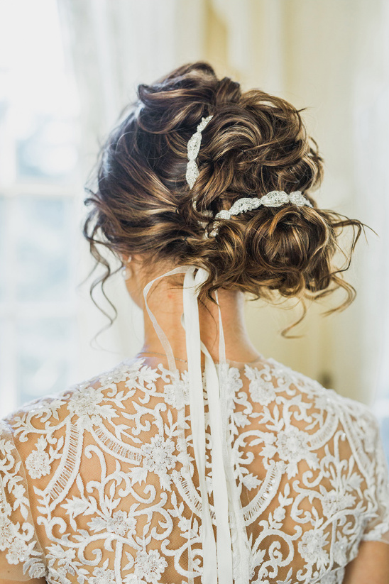 chic messy updo @weddingchicks