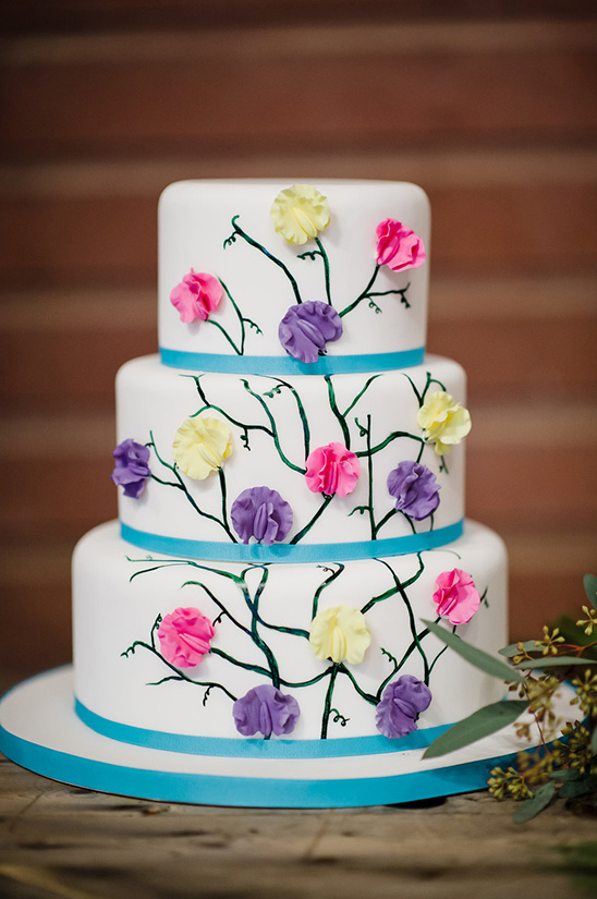 climbing flowers wedding cake @weddingchicks