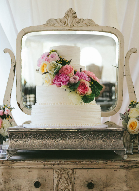flower accented wedding cake @weddingchicks