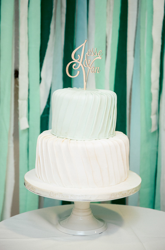 green and white wedding cake @weddingchicks