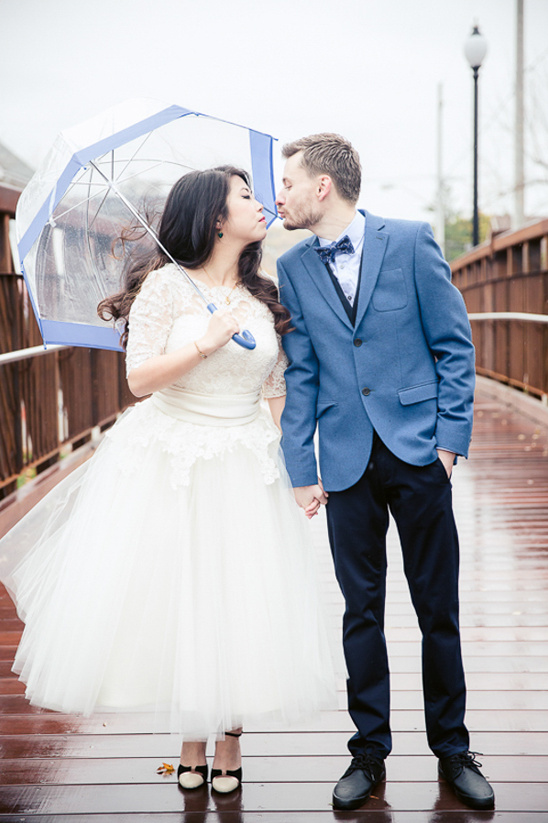 rainy day wedding photography by Simply Lace Photography @weddingchicks