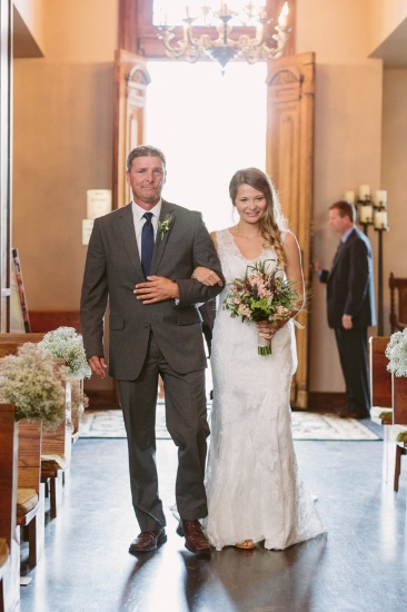 rustic-and-charming-chapel-wedding