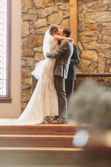 rustic-and-charming-chapel-wedding