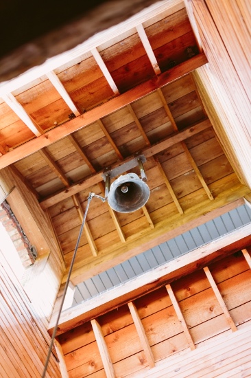 rustic-and-charming-chapel-wedding