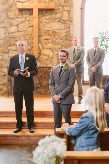 rustic-and-charming-chapel-wedding